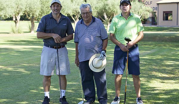 Jugadores posando en torneo de golf
